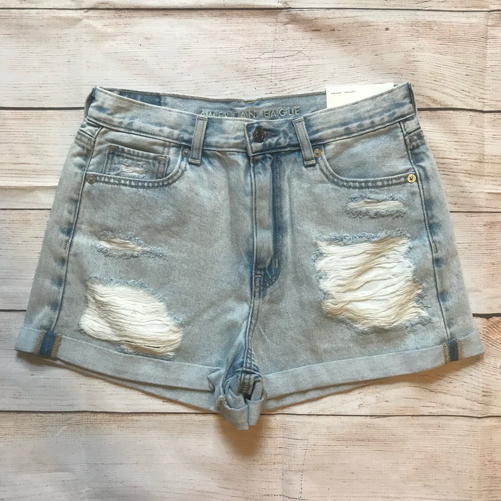 AE Mom Shorts 4 - Light wash distressed denim